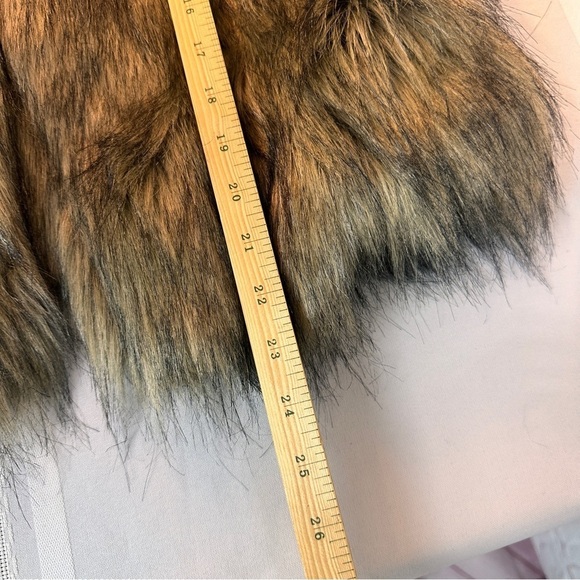 Faux fur Vest Womens size Medium Fuzzy Furry Sleeveless Layer mobwife luxury - Picture 9 of 12